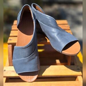 NWOT - Bueno Tahiti Shoes